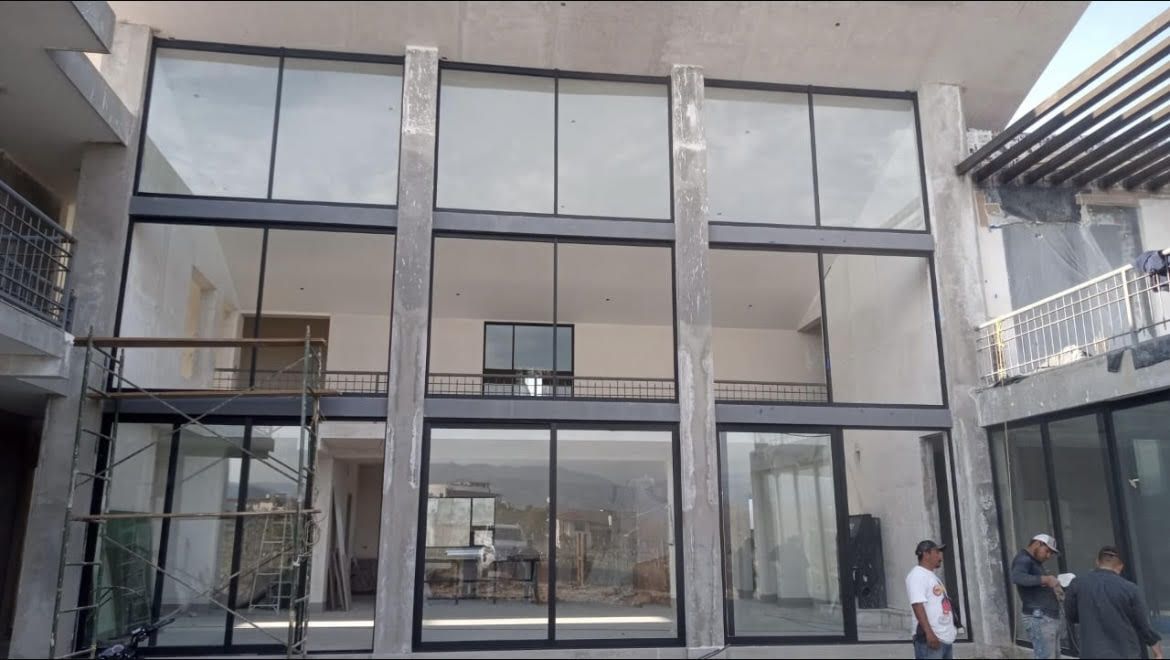 Fachada de cristal, obra en el centro de Torreón