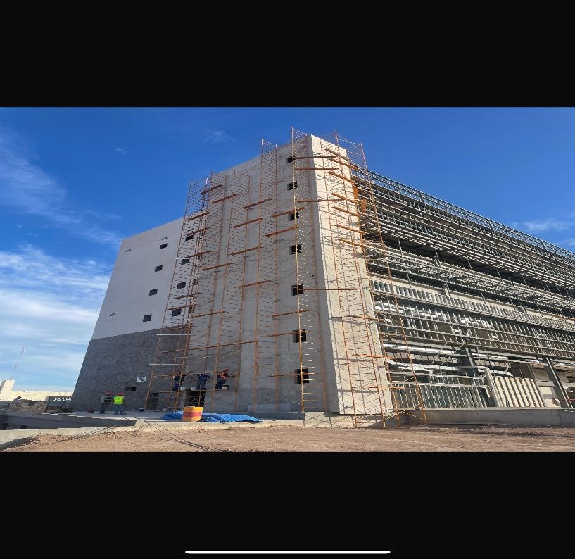 Cuadrilla de NPCT instalando fachada en obra